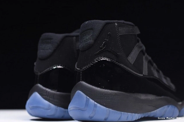 11 378037-005 Jordan Cap Gown Air and black 0719
